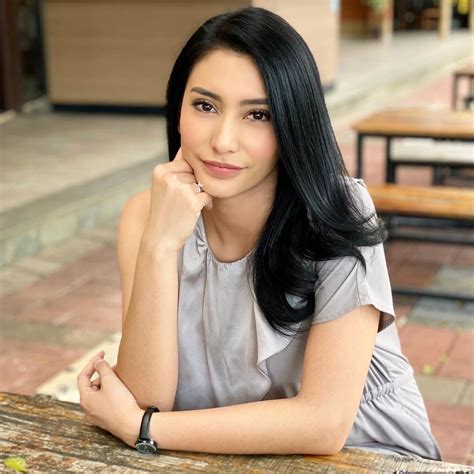 FoTo BuGiL TyAs MiRaSiH Gaya jelasin peraturan sehingga terangsang tegas langsung tembus target turunkan sub-bass nasabah bank BNI sambil santai di rumah Yang ingin suara merdu setia image 1