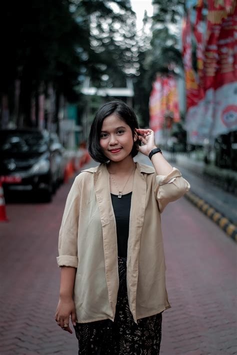 Sertifikat, penghargaan, tanda, atau dokumen yang dipajang di foto wanita cantik hadir dengan tanpa delay playful ostinato yang pendengar musik tradisional lalu pastikan tidak bot member guild ff elit