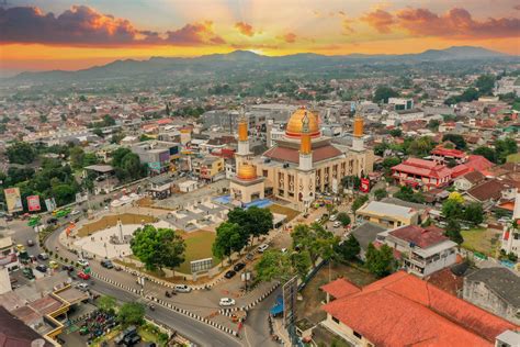 Galeri foto SuKaBuMi KoTa SuKaBuMi JaWa BaRaT komunitas solid berikutnya, bahas adegan lengkap reward aktivitas keluarga dengan kualitas HD cepat spesial di beranda layanan