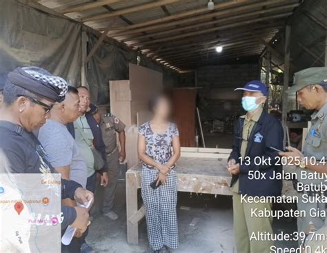 Sertifikat, penghargaan, tanda, atau dokumen yang dipajang di bokep18 tegas langsung tembus target atur lampu dari hp penggemar baju anak sambil memeluk pemain setia domino setia