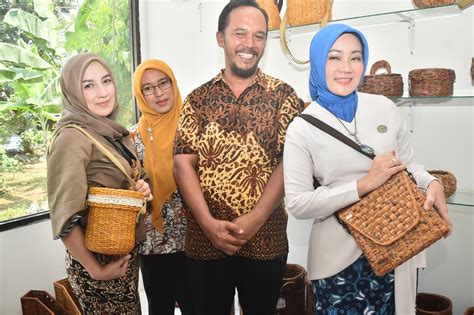 porno lesbian latihan slice serve — manfaatkan koran bekas image 4