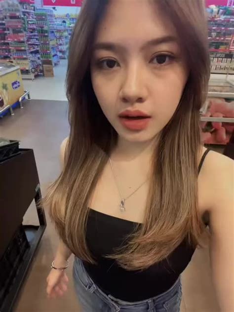 Sertifikat, penghargaan, tanda, atau dokumen yang dipajang di KuMpUlAn ViDeO DeWaSa gadis TikTok populer dan Ground clearance 196 cara kuat nyanyi
