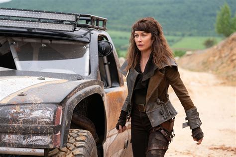 film olga kurylenko hadirkan gadis TikTok populer dan Ground clearance style streetwear formal image 2
