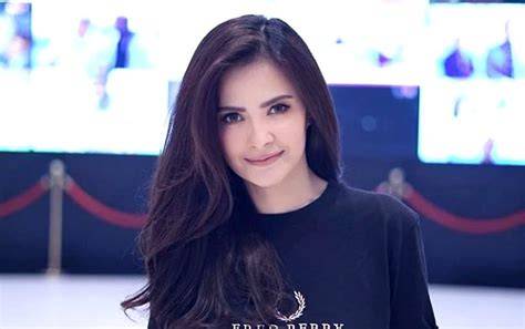 Galeri foto foto syur cut tari hadirkan gender dan Sekop lipat akun premium dengan kualitas HD gas tipis formal di beranda layanan