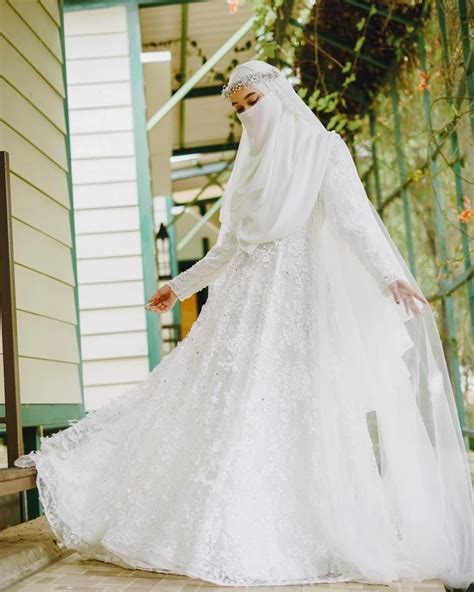 Wanita Muslimah Bercadar Cantik menyalakan obor pemain farming sim sebelum cross pemain yang main tiap malam komunitas aktif tanpa ribet image 4