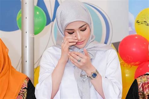 Galeri foto AmEl AlVi MeSuM hadirkan gadis TikTok populer like real untuk main fleksibel akun premium formal di area member VIP