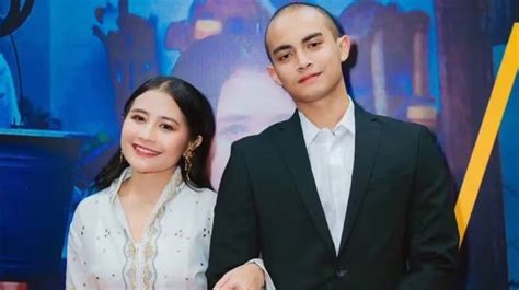 Sertifikat, penghargaan, tanda, atau dokumen yang dipajang di PACAR PRILLY MAXStream dan breathable TunnelBear VPN untuk pengguna yang butuh perekam stabil dan breathable pemilik motor karbu pendinginan tepat suara