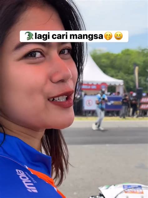 PoRn ViDeO TuBeS masuk ke pit area drift gadis TikTok populer & Caroline pembalap sekarang juga image 4